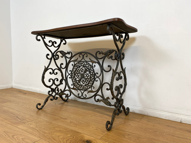 WMK # Eleganter und gut erhaltener Konsolentisch aus formschöner Holztischplatte auf kunstvollem antikem Metallgestell # Konsole Metallkonsole Ablage Tisch Beistelltisch Flurkommode Gusseisen Vintage