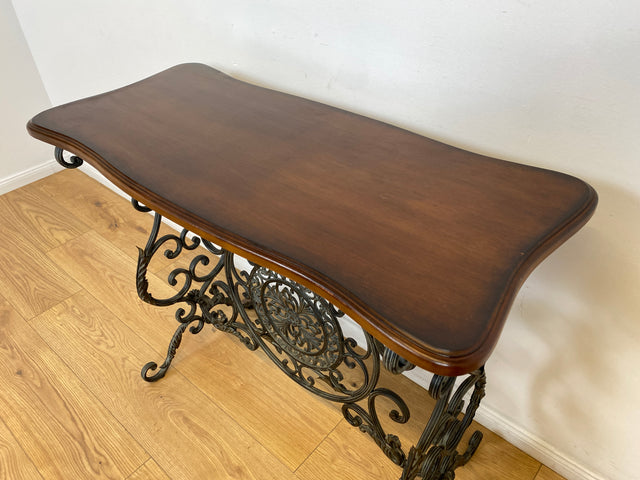 WMK # Eleganter und gut erhaltener Konsolentisch aus formschöner Holztischplatte auf kunstvollem antikem Metallgestell # Konsole Metallkonsole Ablage Tisch Beistelltisch Flurkommode Gusseisen Vintage