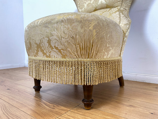 WMK I Herrlicher Louis Philippe Boudoirstuhl mit edlem Damastbezug in Gold mit floralem Barock Dekor und Fransen, um 1880 I antiker Sessel Stuhl Lesesessel Cocktailsessel Rokoko Biedermeier Vintage