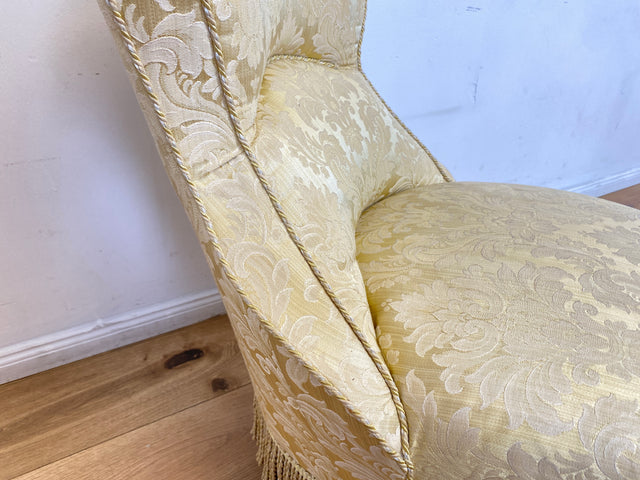 WMK I Herrlicher Louis Philippe Boudoirstuhl mit edlem Damastbezug in Gold mit floralem Barock Dekor und Fransen, um 1880 I antiker Sessel Stuhl Lesesessel Cocktailsessel Rokoko Biedermeier Vintage