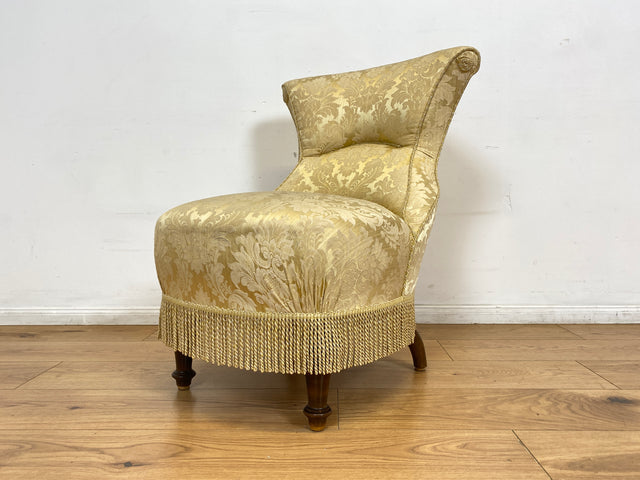 WMK I Herrlicher Louis Philippe Boudoirstuhl mit edlem Damastbezug in Gold mit floralem Barock Dekor und Fransen, um 1880 I antiker Sessel Stuhl Lesesessel Cocktailsessel Rokoko Biedermeier Vintage