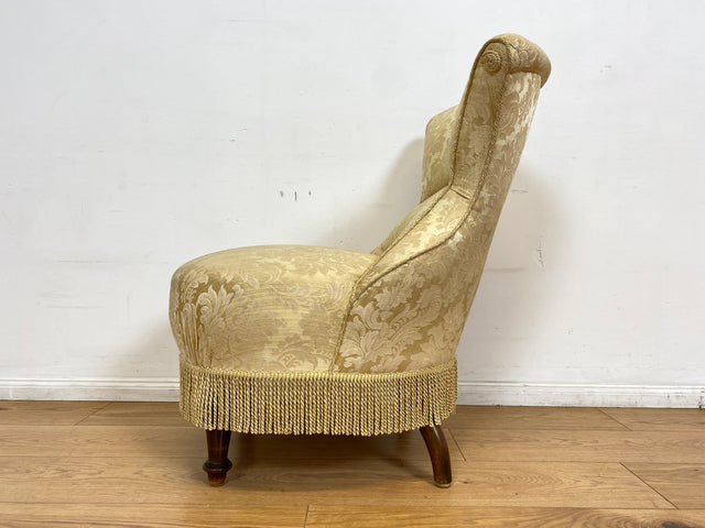 WMK I Herrlicher Louis Philippe Boudoirstuhl mit edlem Damastbezug in Gold mit floralem Barock Dekor und Fransen, um 1880 I antiker Sessel Stuhl Lesesessel Cocktailsessel Rokoko Biedermeier Vintage