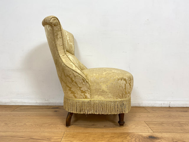 WMK I Herrlicher Louis Philippe Boudoirstuhl mit edlem Damastbezug in Gold mit floralem Barock Dekor und Fransen, um 1880 I antiker Sessel Stuhl Lesesessel Cocktailsessel Rokoko Biedermeier Vintage