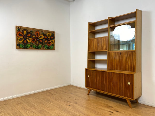 WMK I Stilvolles Mid-Century Highboard mit verspiegelter Vitrine & Schiebetüren I Wohnzimmerschrank Sideboard Regalwand Regal Bücherregal Bücherschrank Bar Barschrank Vintage 60er Berlin Köln Koblenz
