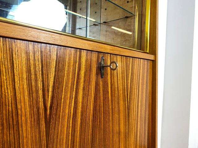 WMK I Stilvolles Mid-Century Highboard mit verspiegelter Vitrine & Schiebetüren I Wohnzimmerschrank Sideboard Regalwand Regal Bücherregal Bücherschrank Bar Barschrank Vintage 60er Berlin Köln Koblenz