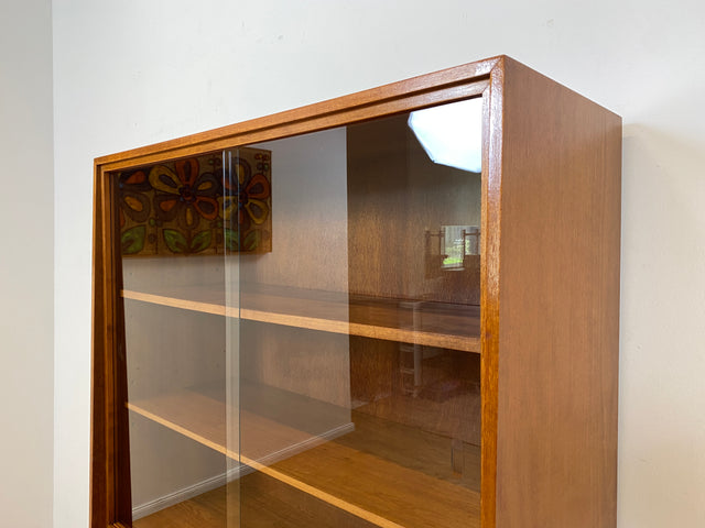 WMK I Hochwertige Mid-Century Vitrine von Musterring aus vollem Holz mit Schubladen & Messinggriffen I Highboard Bücherregal Büchervitrine Regal Kommode Sideboard 60er Vintage Berlin Bayern Stuttgart