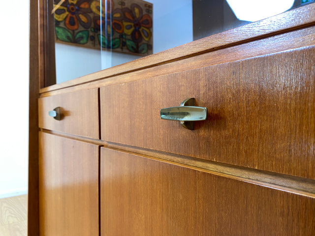 WMK I Hochwertige Mid-Century Vitrine von Musterring aus vollem Holz mit Schubladen & Messinggriffen I Highboard Bücherregal Büchervitrine Regal Kommode Sideboard 60er Vintage Berlin Bayern Stuttgart