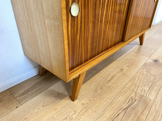 WMK I Stilvolles Mid-Century Highboard mit verspiegelter Vitrine & Schiebetüren I Wohnzimmerschrank Sideboard Regalwand Regal Bücherregal Bücherschrank Bar Barschrank Vintage 60er Berlin Köln Koblenz