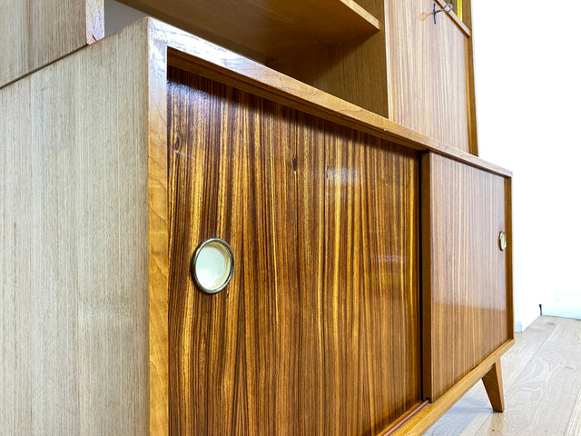 WMK I Stilvolles Mid-Century Highboard mit verspiegelter Vitrine & Schiebetüren I Wohnzimmerschrank Sideboard Regalwand Regal Bücherregal Bücherschrank Bar Barschrank Vintage 60er Berlin Köln Koblenz