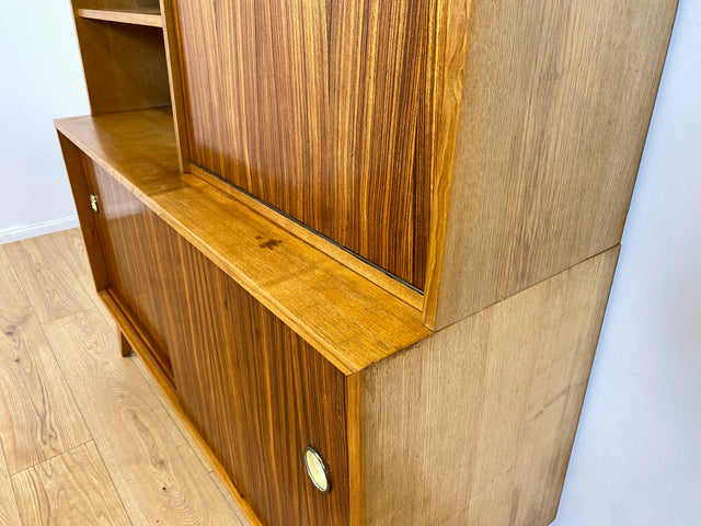WMK I Stilvolles Mid-Century Highboard mit verspiegelter Vitrine & Schiebetüren I Wohnzimmerschrank Sideboard Regalwand Regal Bücherregal Bücherschrank Bar Barschrank Vintage 60er Berlin Köln Koblenz
