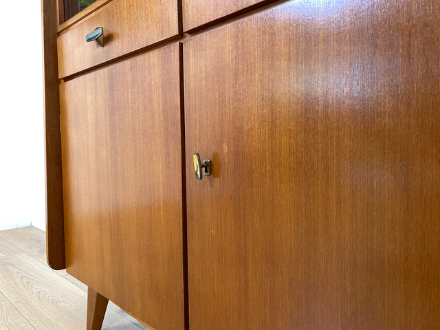WMK I Hochwertige Mid-Century Vitrine von Musterring aus vollem Holz mit Schubladen & Messinggriffen I Highboard Bücherregal Büchervitrine Regal Kommode Sideboard 60er Vintage Berlin Bayern Stuttgart
