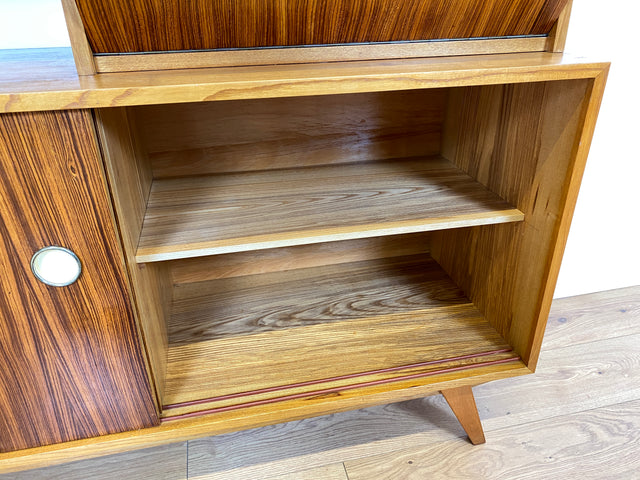 WMK I Stilvolles Mid-Century Highboard mit verspiegelter Vitrine & Schiebetüren I Wohnzimmerschrank Sideboard Regalwand Regal Bücherregal Bücherschrank Bar Barschrank Vintage 60er Berlin Köln Koblenz