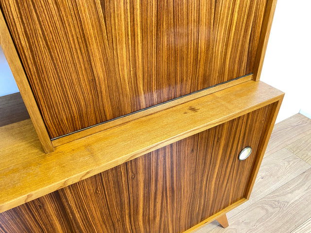 WMK I Stilvolles Mid-Century Highboard mit verspiegelter Vitrine & Schiebetüren I Wohnzimmerschrank Sideboard Regalwand Regal Bücherregal Bücherschrank Bar Barschrank Vintage 60er Berlin Köln Koblenz