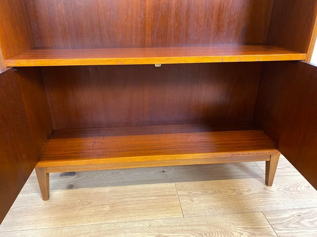 WMK I Stilvoller skandinavischer Mid-Century Bücherschrank , Vollholz in Teak , mit verstell. Regalböden I Regal Bücherregal Holzregal Highboard Kommode Danish Design Vintage Teakholz 60er Berlin Köln