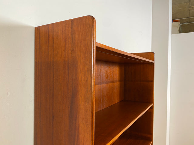 WMK I Stilvoller skandinavischer Mid-Century Bücherschrank , Vollholz in Teak , mit verstell. Regalböden I Regal Bücherregal Holzregal Highboard Kommode Danish Design Vintage Teakholz 60er Berlin Köln