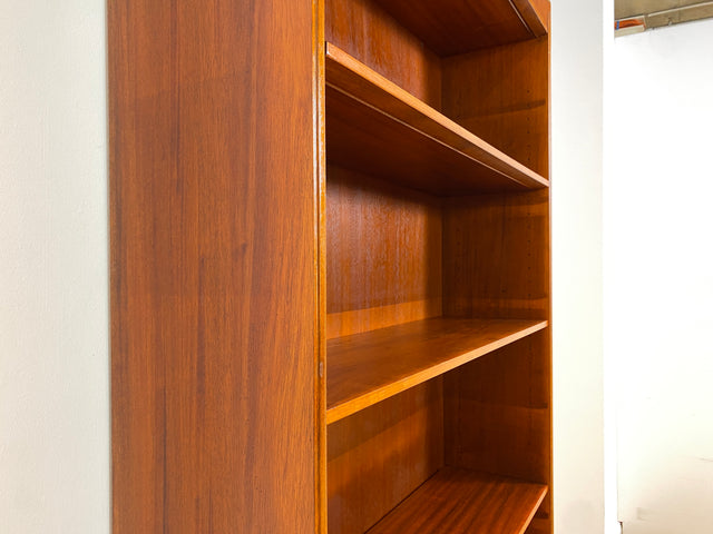 WMK I Stilvoller skandinavischer Mid-Century Bücherschrank , Vollholz in Teak , mit verstell. Regalböden I Regal Bücherregal Holzregal Highboard Kommode Danish Design Vintage Teakholz 60er Berlin Köln
