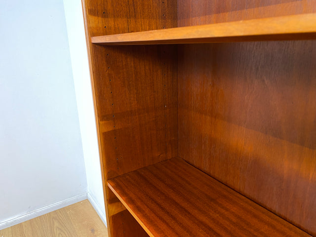 WMK I Stilvoller skandinavischer Mid-Century Bücherschrank , Vollholz in Teak , mit verstell. Regalböden I Regal Bücherregal Holzregal Highboard Kommode Danish Design Vintage Teakholz 60er Berlin Köln