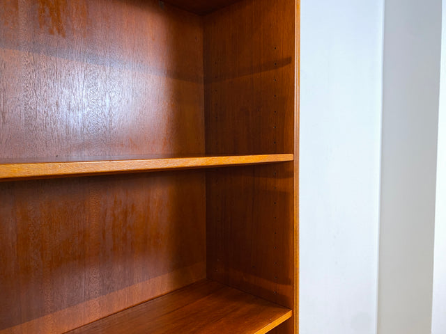 WMK I Stilvoller skandinavischer Mid-Century Bücherschrank , Vollholz in Teak , mit verstell. Regalböden I Regal Bücherregal Holzregal Highboard Kommode Danish Design Vintage Teakholz 60er Berlin Köln