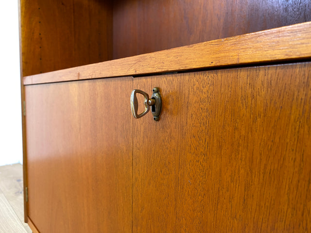 WMK I Stilvoller skandinavischer Mid-Century Bücherschrank , Vollholz in Teak , mit verstell. Regalböden I Regal Bücherregal Holzregal Highboard Kommode Danish Design Vintage Teakholz 60er Berlin Köln