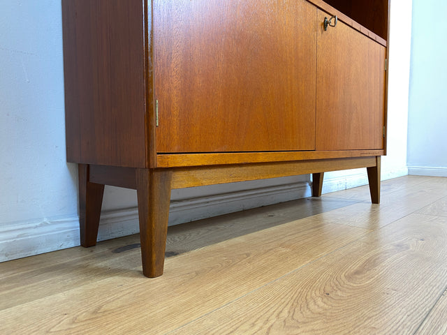 WMK I Stilvoller skandinavischer Mid-Century Bücherschrank , Vollholz in Teak , mit verstell. Regalböden I Regal Bücherregal Holzregal Highboard Kommode Danish Design Vintage Teakholz 60er Berlin Köln