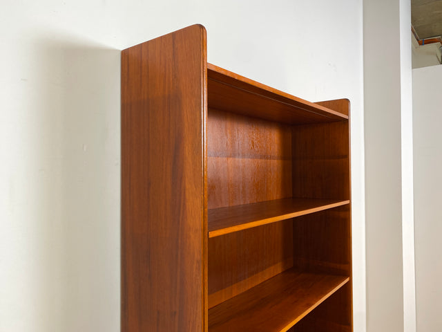 WMK I Stilvoller skandinavischer Mid-Century Bücherschrank , Vollholz in Teak , mit verstell. Regalböden I Regal Bücherregal Holzregal Highboard Kommode Danish Design Vintage Teakholz 60er Berlin Köln