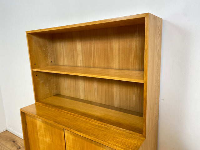 WMK I Stilvoller und sehr gut erhaltener heller Mid-Century Bücherschrank von Musterring mit verstellbaren Regalböden I Bücherregal Regal Kommode Sideboard Highboard Vintage 60er Berlin Kassel Bremen