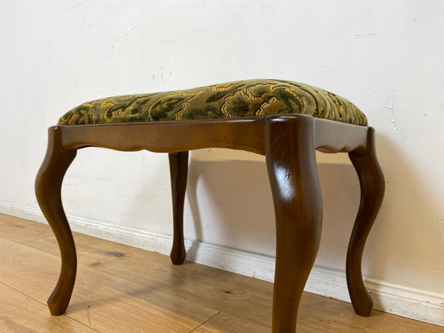 WMK I Eleganter Mid-Century Chippendale Hocker mit wunderschönem grünem Brokat Bezug und Cabriole Beinen I Sitzhocker Fußhocker Schemel Taburett Sitz 60er Vintage Barock Rokoko Berlin München Leipzig