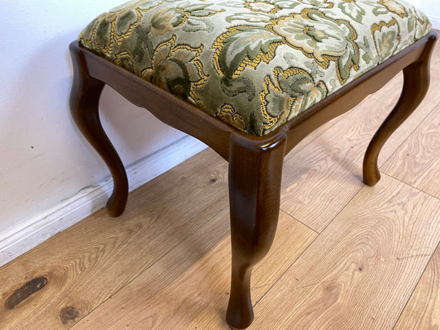 WMK I Eleganter Mid-Century Chippendale Hocker mit wunderschönem grünem Brokat Bezug und Cabriole Beinen I Sitzhocker Fußhocker Schemel Taburett Sitz 60er Vintage Barock Rokoko Berlin München Leipzig