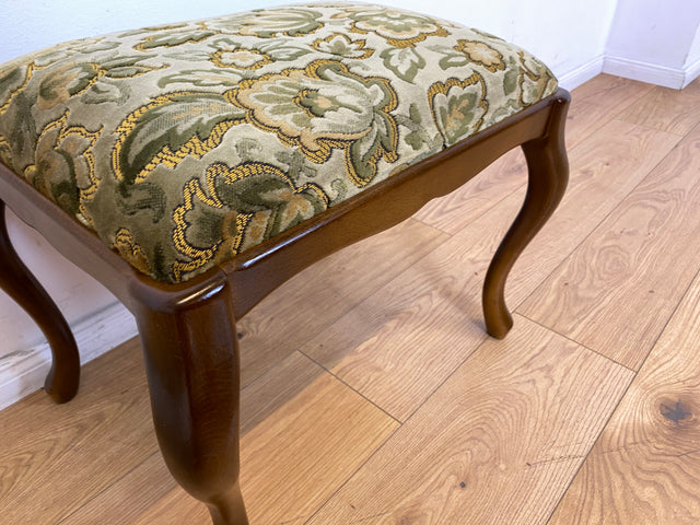 WMK I Eleganter Mid-Century Chippendale Hocker mit wunderschönem grünem Brokat Bezug und Cabriole Beinen I Sitzhocker Fußhocker Schemel Taburett Sitz 60er Vintage Barock Rokoko Berlin München Leipzig