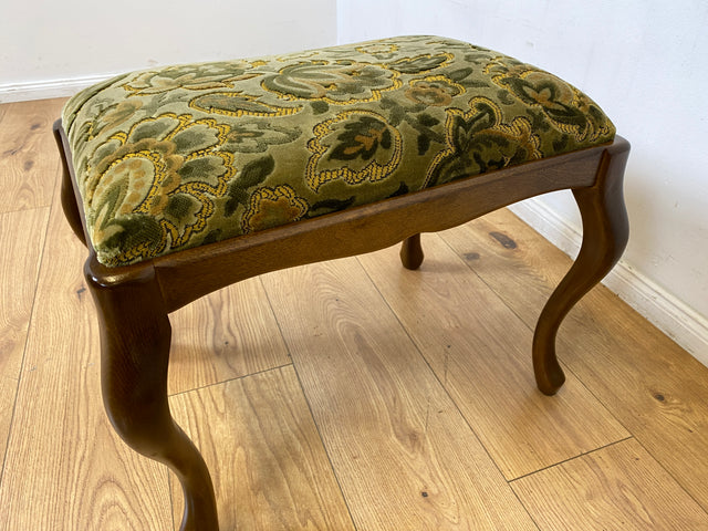 WMK I Eleganter Mid-Century Chippendale Hocker mit wunderschönem grünem Brokat Bezug und Cabriole Beinen I Sitzhocker Fußhocker Schemel Taburett Sitz 60er Vintage Barock Rokoko Berlin München Leipzig