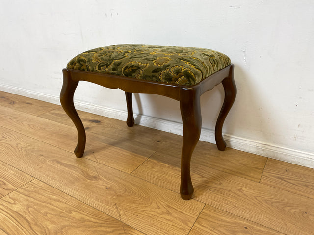 WMK I Eleganter Mid-Century Chippendale Hocker mit wunderschönem grünem Brokat Bezug und Cabriole Beinen I Sitzhocker Fußhocker Schemel Taburett Sitz 60er Vintage Barock Rokoko Berlin München Leipzig