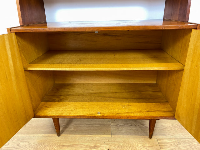 WMK # Stilvolles Mid-Century Highboard in Kirschholz mit Vitrine & zeittypischen konischen Füßen # Glasvitrine Büchervitrine Bücherschrank Bücherregal Regal Kommode Sideboard Schrank Vintage DDR 60er