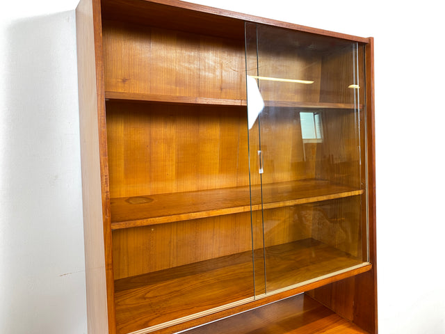 WMK # Stilvolles Mid-Century Highboard in Kirschholz mit Vitrine & zeittypischen konischen Füßen # Glasvitrine Büchervitrine Bücherschrank Bücherregal Regal Kommode Sideboard Schrank Vintage DDR 60er