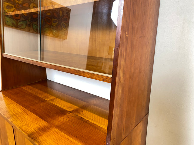 WMK # Stilvolles Mid-Century Highboard in Kirschholz mit Vitrine & zeittypischen konischen Füßen # Glasvitrine Büchervitrine Bücherschrank Bücherregal Regal Kommode Sideboard Schrank Vintage DDR 60er