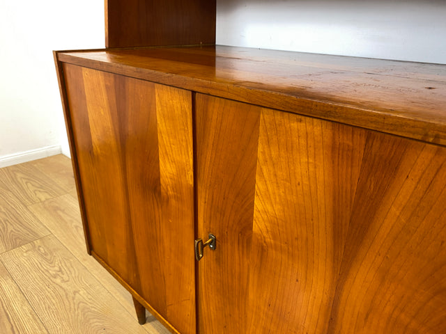 WMK # Stilvolles Mid-Century Highboard in Kirschholz mit Vitrine & zeittypischen konischen Füßen # Glasvitrine Büchervitrine Bücherschrank Bücherregal Regal Kommode Sideboard Schrank Vintage DDR 60er