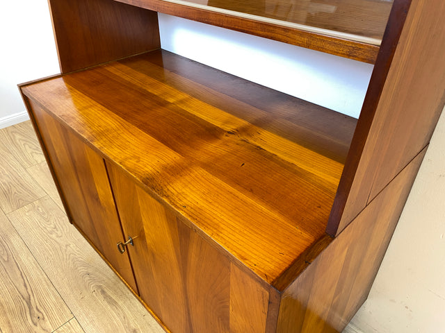WMK # Stilvolles Mid-Century Highboard in Kirschholz mit Vitrine & zeittypischen konischen Füßen # Glasvitrine Büchervitrine Bücherschrank Bücherregal Regal Kommode Sideboard Schrank Vintage DDR 60er
