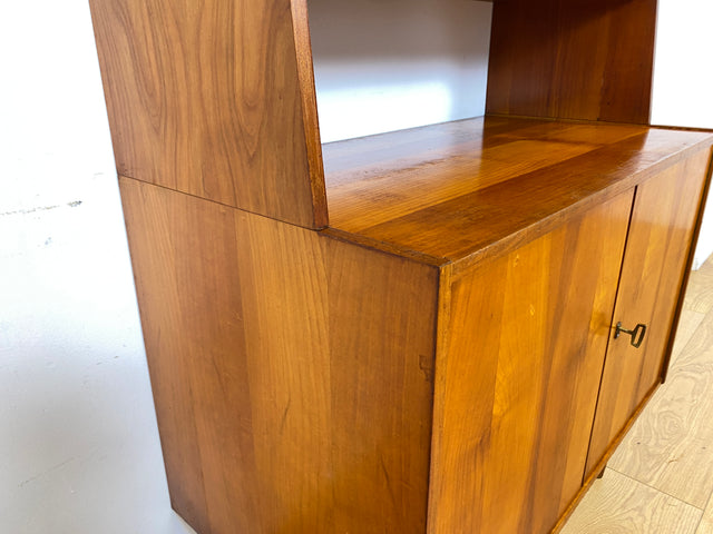 WMK # Stilvolles Mid-Century Highboard in Kirschholz mit Vitrine & zeittypischen konischen Füßen # Glasvitrine Büchervitrine Bücherschrank Bücherregal Regal Kommode Sideboard Schrank Vintage DDR 60er