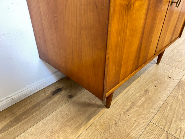 WMK # Stilvolles Mid-Century Highboard in Kirschholz mit Vitrine & zeittypischen konischen Füßen # Glasvitrine Büchervitrine Bücherschrank Bücherregal Regal Kommode Sideboard Schrank Vintage DDR 60er