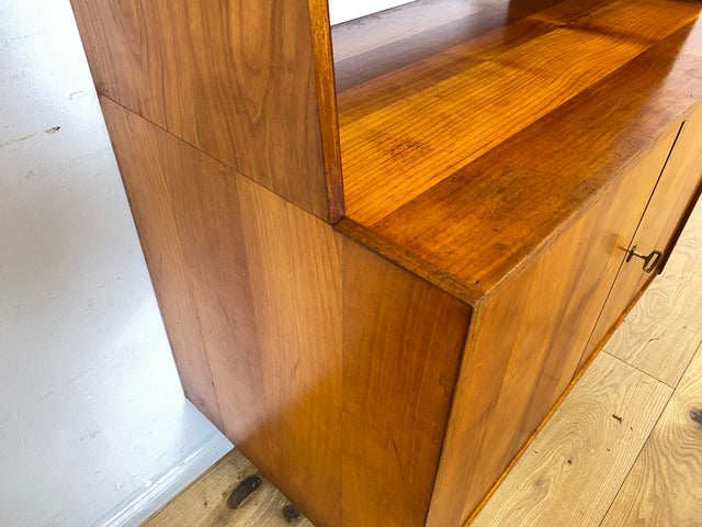 WMK # Stilvolles Mid-Century Highboard in Kirschholz mit Vitrine & zeittypischen konischen Füßen # Glasvitrine Büchervitrine Bücherschrank Bücherregal Regal Kommode Sideboard Schrank Vintage DDR 60er