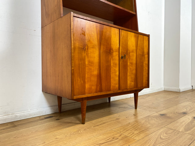 WMK # Stilvolles Mid-Century Highboard in Kirschholz mit Vitrine & zeittypischen konischen Füßen # Glasvitrine Büchervitrine Bücherschrank Bücherregal Regal Kommode Sideboard Schrank Vintage DDR 60er