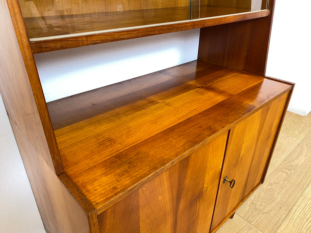 WMK # Stilvolles Mid-Century Highboard in Kirschholz mit Vitrine & zeittypischen konischen Füßen # Glasvitrine Büchervitrine Bücherschrank Bücherregal Regal Kommode Sideboard Schrank Vintage DDR 60er