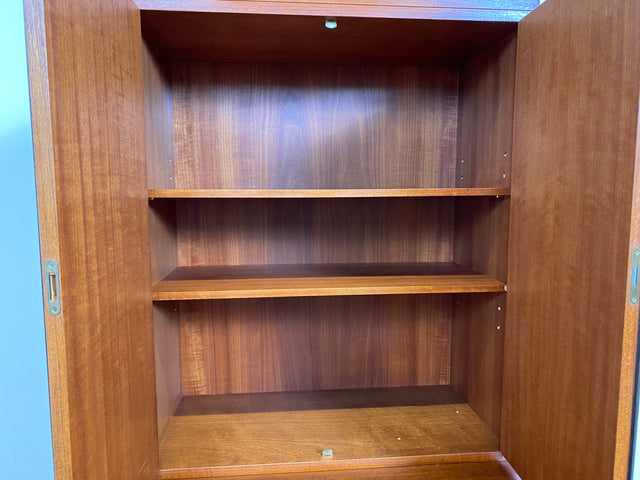 WMK # Hochwertiges und sehr gut erhaltenes modulares Mid-Century Highboard, aus vollem Holz in Teak # Schrank Bücherschrank Regalwand Schrankwand Barschrank Regal Kommode Sideboard Teakholz Vintage