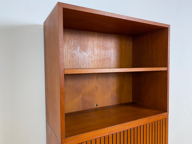 WMK # Hochwertiges und sehr gut erhaltenes modulares Mid-Century Highboard, aus vollem Holz in Teak # Schrank Bücherschrank Regalwand Schrankwand Barschrank Regal Kommode Sideboard Teakholz Vintage