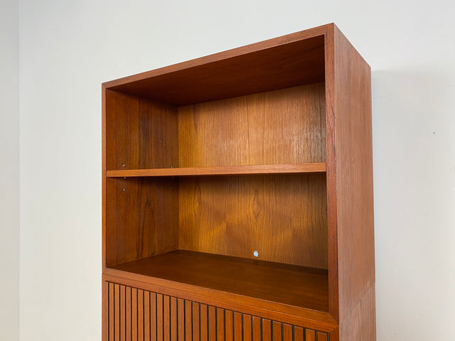 WMK # Hochwertiges und sehr gut erhaltenes modulares Mid-Century Highboard, aus vollem Holz in Teak # Schrank Bücherschrank Regalwand Schrankwand Barschrank Regal Kommode Sideboard Teakholz Vintage