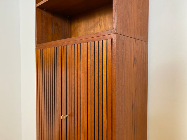 WMK # Hochwertiges und sehr gut erhaltenes modulares Mid-Century Highboard, aus vollem Holz in Teak # Schrank Bücherschrank Regalwand Schrankwand Barschrank Regal Kommode Sideboard Teakholz Vintage