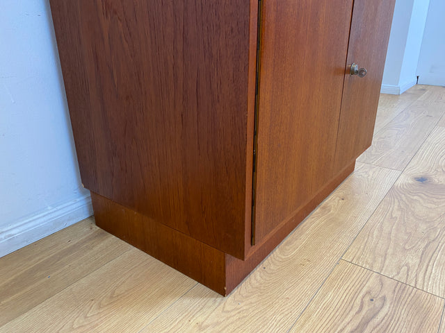 WMK # Hochwertiges und sehr gut erhaltenes modulares Mid-Century Highboard, aus vollem Holz in Teak # Schrank Bücherschrank Regalwand Schrankwand Barschrank Regal Kommode Sideboard Teakholz Vintage