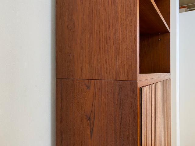 WMK # Hochwertiges und sehr gut erhaltenes modulares Mid-Century Highboard, aus vollem Holz in Teak # Schrank Bücherschrank Regalwand Schrankwand Barschrank Regal Kommode Sideboard Teakholz Vintage