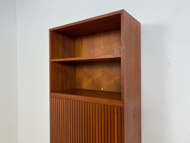 WMK # Hochwertiges und sehr gut erhaltenes modulares Mid-Century Highboard, aus vollem Holz in Teak # Schrank Bücherschrank Regalwand Schrankwand Barschrank Regal Kommode Sideboard Teakholz Vintage