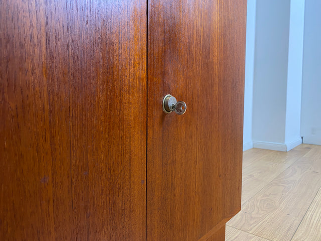 WMK # Hochwertiges und sehr gut erhaltenes modulares Mid-Century Highboard, aus vollem Holz in Teak # Schrank Bücherschrank Regalwand Schrankwand Barschrank Regal Kommode Sideboard Teakholz Vintage