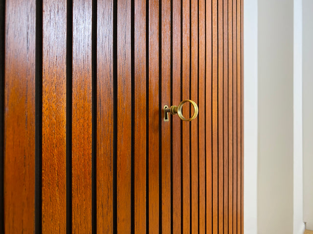 WMK # Hochwertiges und sehr gut erhaltenes modulares Mid-Century Highboard, aus vollem Holz in Teak # Schrank Bücherschrank Regalwand Schrankwand Barschrank Regal Kommode Sideboard Teakholz Vintage